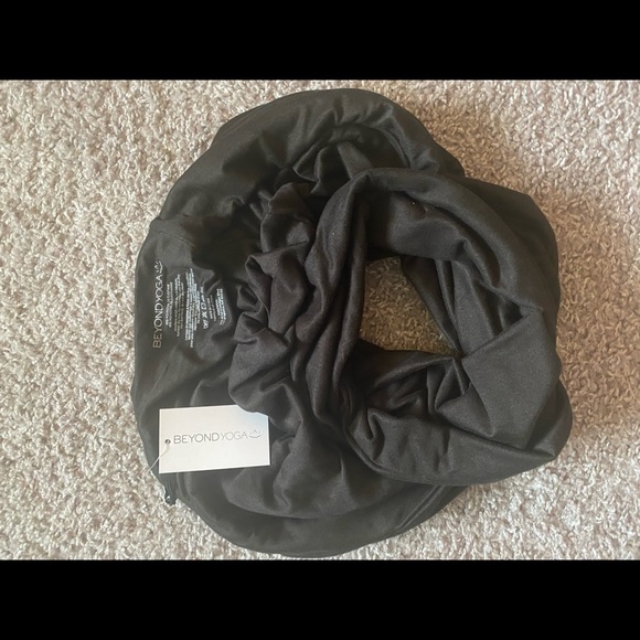 Beyond Yoga Infinity Scarf with pocket - Picture 3 of 6